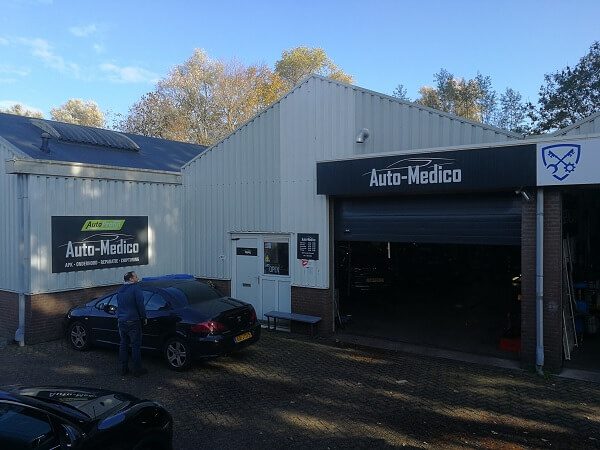 De ingang van de werkplaats van Auto Medico Garage in Voorschoten